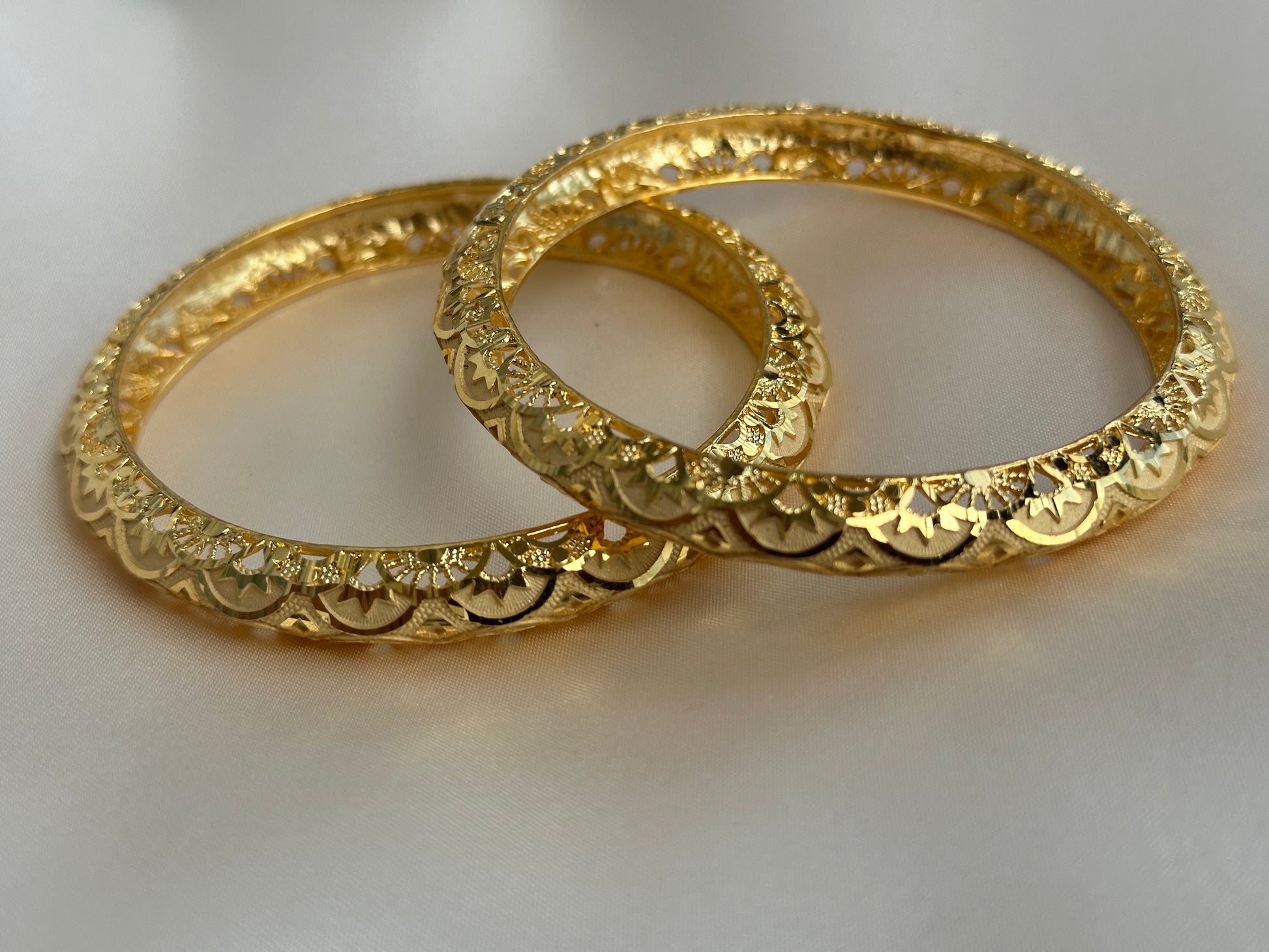 Gold bangles with carved details. 90s bangle.