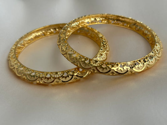 Gold bangles with carved details. 90s bangle.